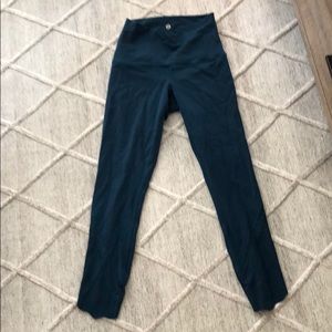 Lululemon Size 4 Wunder Under Scalloped Special Ed